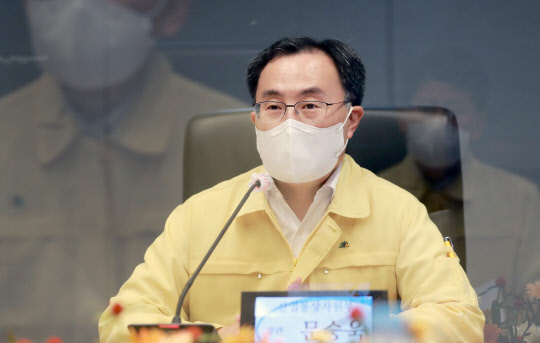 문승욱 산업통상자원부 장관이 20일 중부발전 서울발전본부를 방문해 여름철 전력수급 관리상황을 점검한 뒤 관계자들과 간담회를 하고 있다. 산업통상자원부 제공